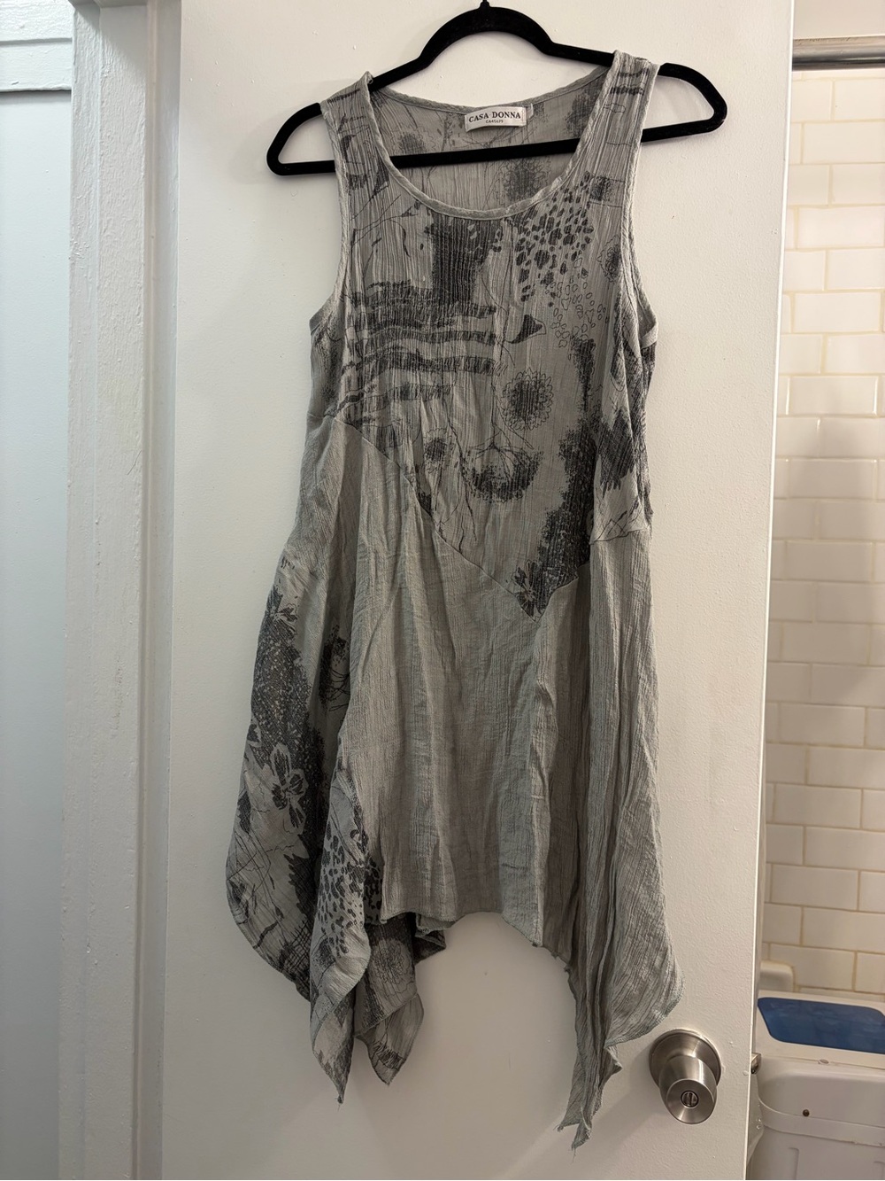 VINTAGE CASA DONNA Sleeveless Gray Floral Handkerchief Hem Dress